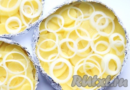 Сверху кладем кольца лука.