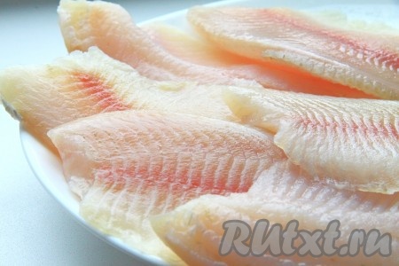 Первым делом необходимо подготовить рыбу. Для этого ее заранее размораживаем и промываем под проточной водой.