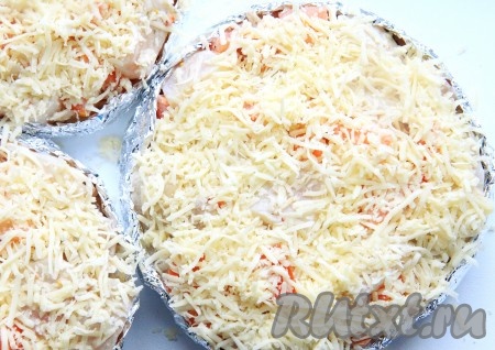 Сверху посыпаем все сыром.