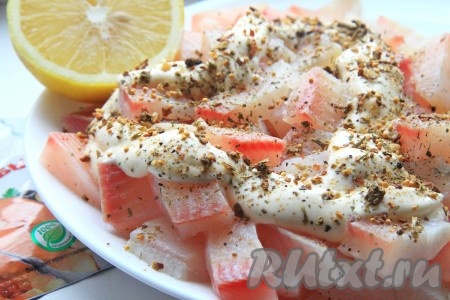 Добавляем майонез, сок лимона, соль и специи по вкусу.