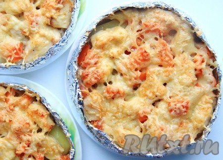 Запекаем тилапию с картошкой в разогретой духовке при температуре 180 градусов приблизительно 40 минут, ориентируясь по румяному верху.
