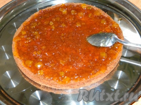 Первый корж смазать абрикосовым джемом. У меня очень густой джем с кусочками - очень вкусный!