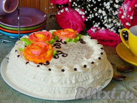 Дать торту несколько часов постоять в холодильнике.
