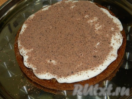 Для приготовления крема взбить сливки с сахарной пудрой до устойчивой, пышной массы. Выложить слой взбитых сливок сверху по джему и посыпать тертым шоколадом. Также сделать и со вторым коржом. Затем сверху накрыть третьим. Смазать шоколадно-кофейный торт со всех сторон кремом и украсить по своему вкусу.
