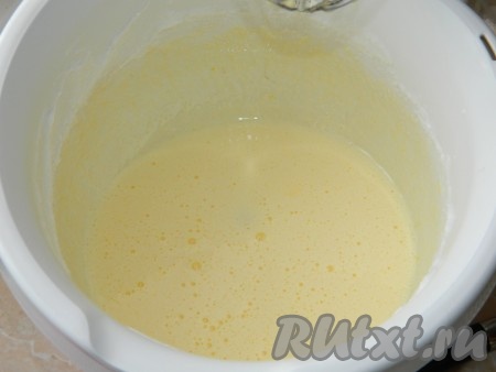 Сначала взбить яйца с сахаром.