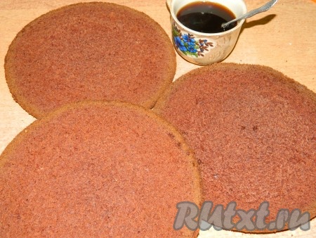 Готовый бисквит остудить и разрезать на 3 коржа. Пропитать свежесваренным кофе.