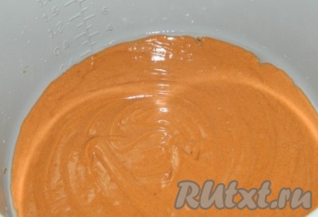 Готовое тесто вылить в форму и испечь в течение 40-50 минут в духовке, разогретой до 180 градусов (бисквит можно приготовить и в мультиварке).
