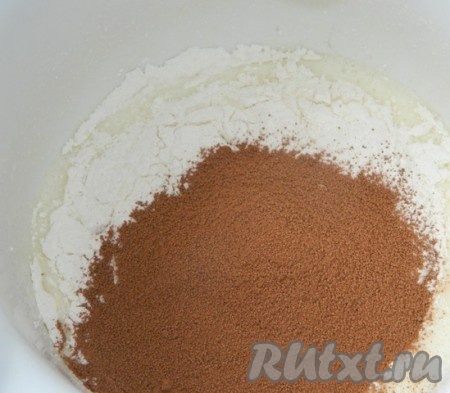 Добавить растительное масло, муку, соду, какао и замесить тесто.