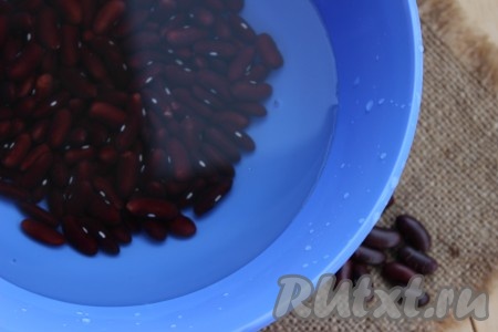 Приготовить начинку для вареников. Фасоль хорошо промыть и замочить на ночь в холодной воде. Воды должно быть в два раза больше, чем фасоли (в процессе замачивания несколько раз поменять воду). На следующий день необходимо слить воду, а фасоль еще раз тщательно промыть.