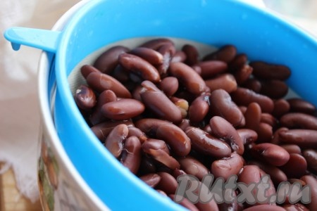 Поместить фасоль в кастрюлю подходящего размера, залить новой холодной водой в пропорции на один стакан фасоли два стакана воды и поставить на огонь. После того как закипит вода, уменьшить огонь до минимума и варить фасоль, примерно полтора часа, до полной готовности. Сваренную фасоль откинуть на сито, чтобы стекла лишняя вода.
