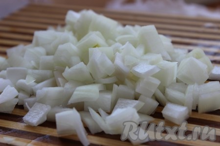 Лук очистить, помыть и мелко порубить.
