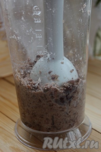 С помощью погружного блендера или мясорубки измельчить фасоль в пюре.
