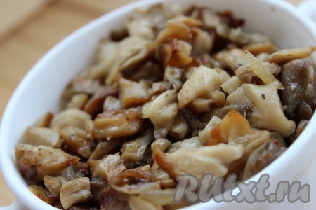 Далее в сковороду к грибам добавить мелко нарезанный лук &nbsp;и хорошо перемешать. Обжаривать грибы с луком еще 10 минут, периодически помешивая. Снять грибы с огня и дать им немножко остыть.
