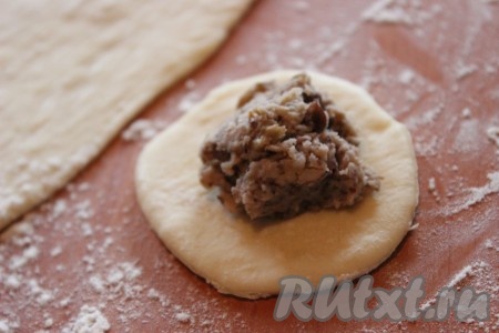 В центр круга положить начинку.
