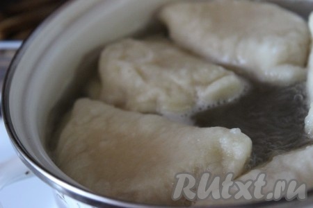 Аккуратно опустить вареники в кипящую подсоленную воду, варить на среднем огне в течение 5-7 минут и несколько раз помешать ложкой (это необходимо сделать для того, чтобы вареники не слиплись). По истечении времени готовые вареники выложить шумовкой на дуршлаг, чтобы стекла вода.
