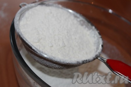 Венчиком все хорошо взболтать до однородности и оставить на 5-10 минут. Далее частями всыпать просеянную через сито муку.
