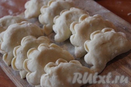 Хорошо защепить края вареника.
