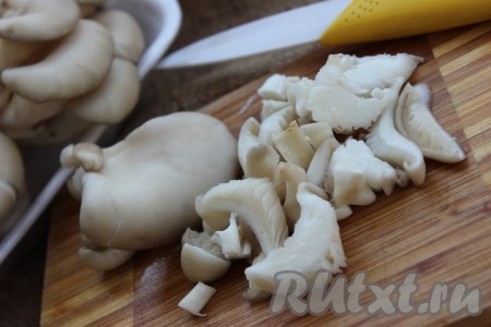 Грибы перебрать, при необходимости почистить, помыть. Затем просушить на бумажном полотенце и произвольно нарезать.
