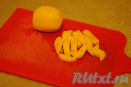 Очищенный картофель нарезать небольшими брусочками.