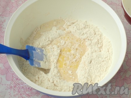 Подогреть молоко, добавить к нему сливочное масло и дождаться, пока оно растворится. Остудить до едва тёплого состояния и влить в сухие ингредиенты. Сразу же перемешать лопаткой.
