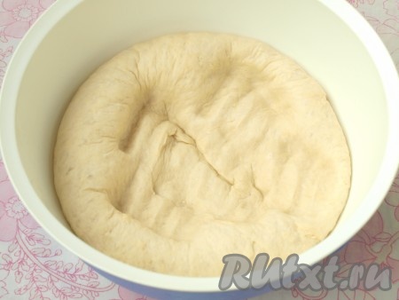 Спустя отведённое время тесто поднимется в 3 раза и его следует подмять ладонью и оставить ещё на 1 час.
