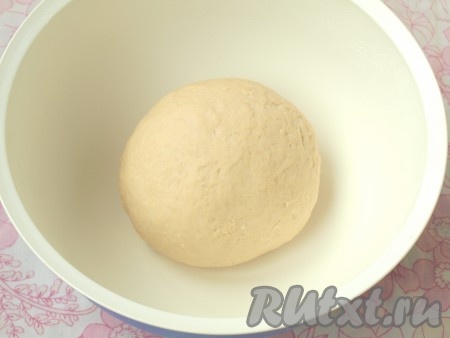 Домесить тесто руками, оно должно быть мягким, однородным и не липнуть к рукам. Миску с тестом накрыть крышкой и поставить в тёплое, непродуваемое место на 2 часа.
