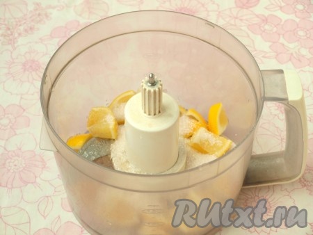 Лимон ошпарить кипятком, промыть тщательно под струёй воды. Разрезать лимон на 2 части, удалить косточки. Затем нарезать и поместить лимон в чашу комбайна, добавить сахар, перекрутить до однородной массы (шкурку с лимона снимать не нужно). Лимонная начинка для булочек готова.
