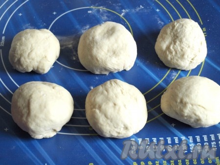 После того как тесто поднимется второй раз, его следует переложить на стол и разделить на 6 частей.
