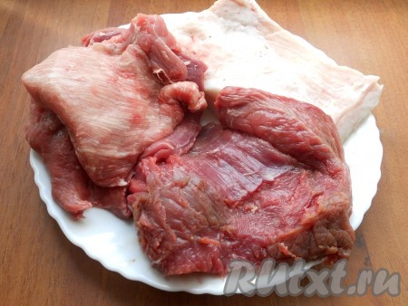 Мясо и сало должно быть хорошо охлажденным (подмороженным) - это обязательно!