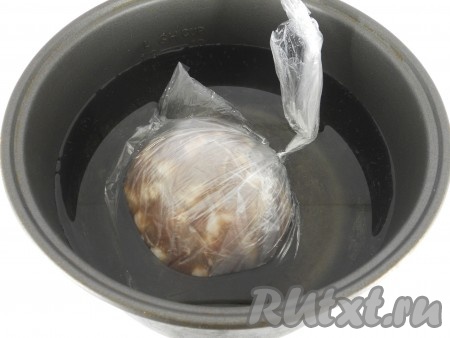 Затем нужно поместить колбасу еще в 2-3 целлофановых пакета, каждый - тщательно завязать. Вода ни в коем случае не должна попасть во внутрь колбасы! Поместить колбасу в чашу мультиварки, залить холодной водой.
