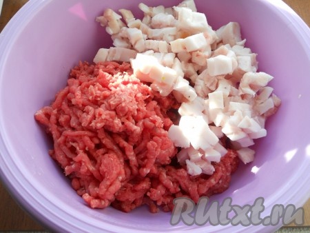 Свинину и говядину перекрутить на мясорубке с решеткой, диаметр отверстий которой 2 мм. Мясо лучше перекрутить 3 раза. Каждый раз мясо следует охлаждать в морозилке. Подмороженное сало нарезать кусочками, размером примерно 5-6 мм (у меня кусочки побольше, так как муж любит в этой колбасе крупное сало). Добавить часть сала к мясу.
