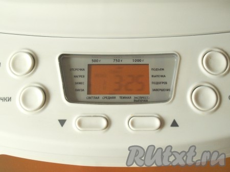 Выставить программу "Основной режим", вес хлеба - 750 грамм, корочка - средняя.

