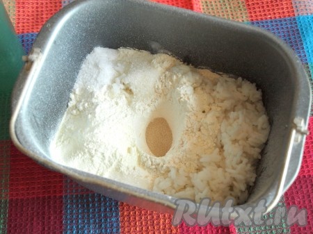 Сделав в центре углубление, всыпать дрожжи.
