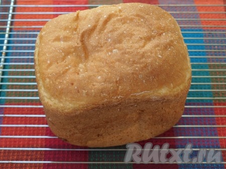 По окончании выпечки готовый хлеб остудить на решётке.
