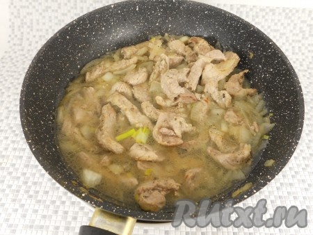 Влить в сковороду горячую воду, посолить по вкусу и тушить мясо на небольшом огне под прикрытой крышкой &nbsp;40-45 минут, если понадобится, доливать понемногу воду.
