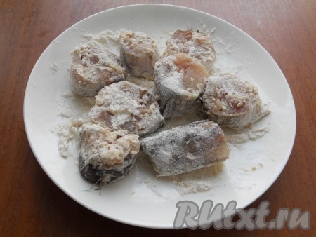 Кусочки хека обвалять со всех сторон в муке.
