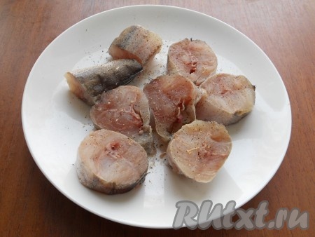 Рыбу, если нужно, очистить (у молочного хека нет чешуи). Обрезать все плавники, удалить внутренности, хорошо вымыть, нарезать на части, посолить и посыпать лимонным перцем.
