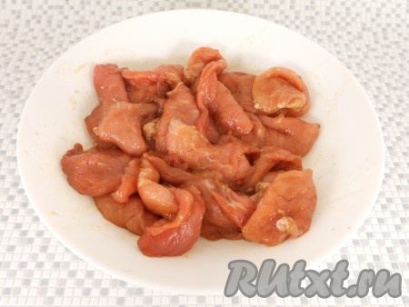 В тарелку со свининой влить соевый соус и тщательно мясо "помассировать", чтобы соевый соус впитался в мясо. Оставить для маринования на 15-20 минут при комнатной температуре. Соль я не добавляла, так как соевый соус достаточно солёный.