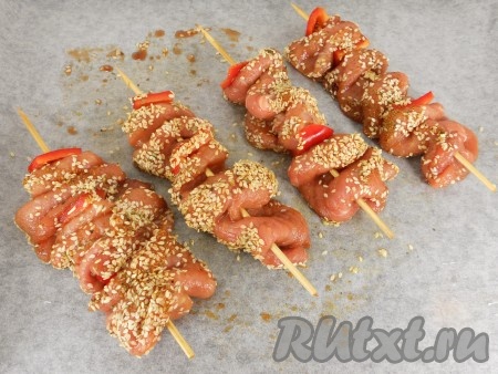 Противень застелить пергаментом и смазать немного растительным маслом. Выложить на противень шашлыки из свинины на шпажках. Отправить противень в духовку, разогретую до 190 градусов, запекать мясо 30-40 минут, периодически шпажки переворачивая.