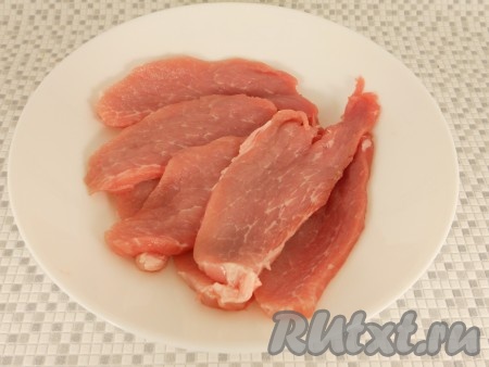 Свинину вымыть, обсушить, нарезать на тонкие, длинные полосы (слайсы), сложить в глубокую тарелку.