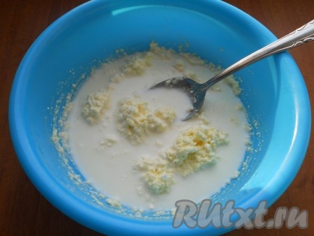 В получившуюся творожную массу влить молоко.