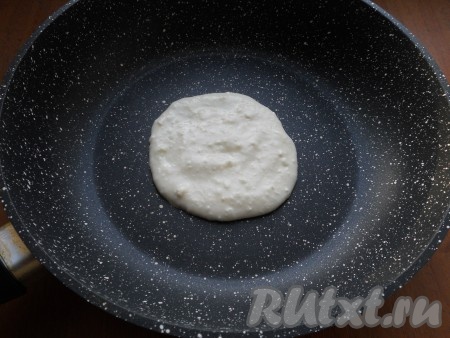 Сковороду разогреть, слегка смазать растительным маслом, выкладывать тесто столовой ложкой в виде круглого оладушка. В этот раз я пекла достаточно крупные оладьи, можно сделать их и меньшего размера.