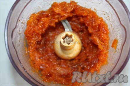 Пюрировать курагу.
