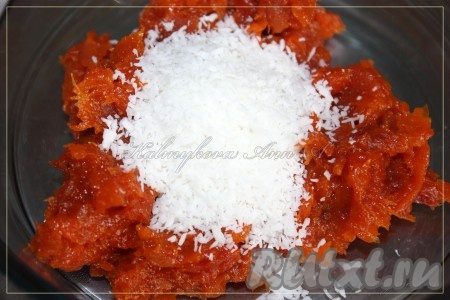 К пюрированной кураге добавить кокосовую стружку (ее может понадобиться чуть больше или меньше, в зависимости от сорта кураги и сколько воды она впитает при замачивании в кипятке), тщательно перемешать.
