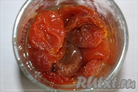 Курагу промыть и замочить в кипятке на 5 минут, затем воду слить.
