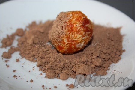 Обвалять в какао порошке.
