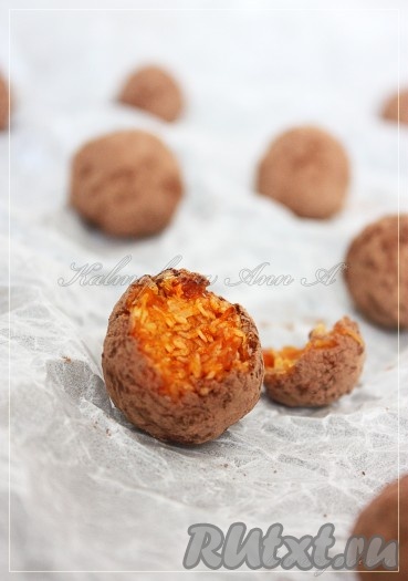 Вкусные домашние конфеты из кураги и кокоса готовы.
