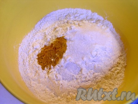 Просеиваем муку. Ингредиенты для теста должны быть комнатной температуры, а вода для дрожжей - сильно теплая, но не горячая. Принцип хорошего теста прост: сухие ингредиенты смешиваем сразу с сухими, а влажные - с влажными.
Для начала яблоко вымоем, высушим и очистим от кожуры. Натрем на мелкой терке и выложим в мерный стакан. Дольем теплой водой до отметки 350 мл. Это наша "яблочная" вода для кексов. Отберем 30 мл и разведем в них дрожжи с ложечкой сахара. Даем дрожжам подойти.
Загружаем в ведерко хлебопечки масло, подошедшие дрожжи, "яблочную" воду и муку, смешанную с куркумой, оставшимся сахаром и солью. Муку всыпайте не всю, а сначала 600 грамм и, если окажется, что колобок - "не колобок", то подсыпайте от 50 грамм. Иногда я добавляла и 200 грамм муки в тесто, в другой раз мука была отличная и замес получался сразу.