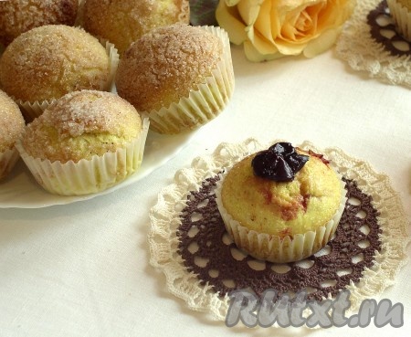 Выпекаем постные кексы в разогретой духовке на среднем огне 7-15 минут, до легкого золотистого оттенка и приятного аромата.