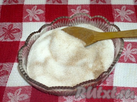 В отдельной посуде смешиваем сахар с корицей, а рядом ставим пиалку с 75 мл масла.